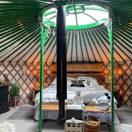 O Dan Y Coed Luxury Yurt With Hot Tub Chwilog Exterior photo