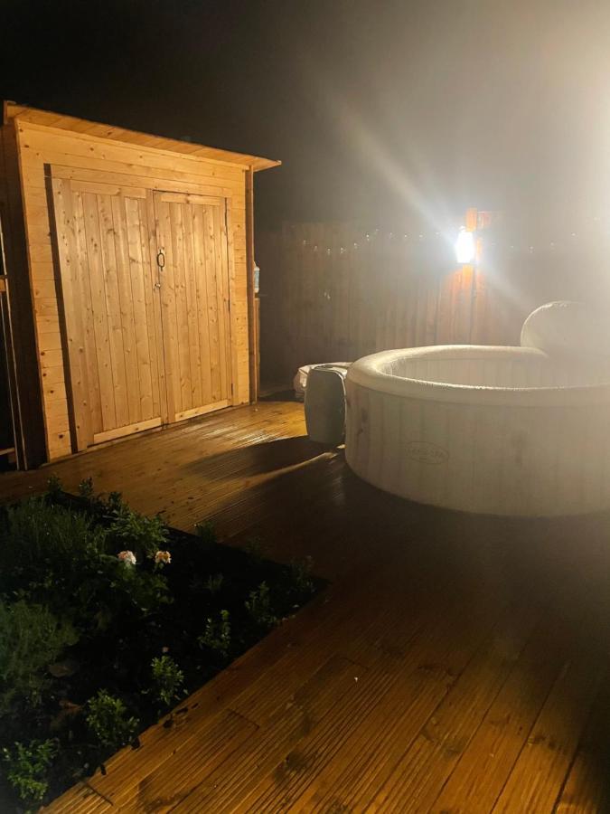 O Dan Y Coed Luxury Yurt With Hot Tub Chwilog Exterior photo